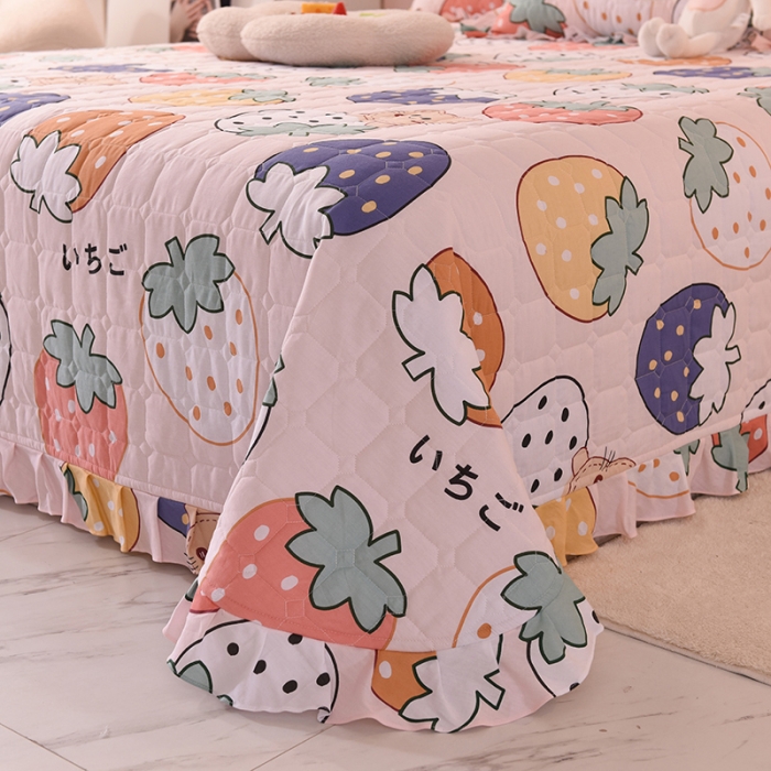 91家纺网 家纺一手货源 找家纺 甜之梦家纺 2025新款全棉夹棉防滑抗菌花边款床盖 草莓乐园