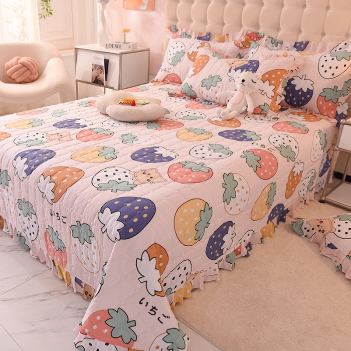 91家纺网 家纺一手货源 找家纺 甜之梦家纺 2025新款全棉夹棉防滑抗菌花边款床盖 草莓乐园