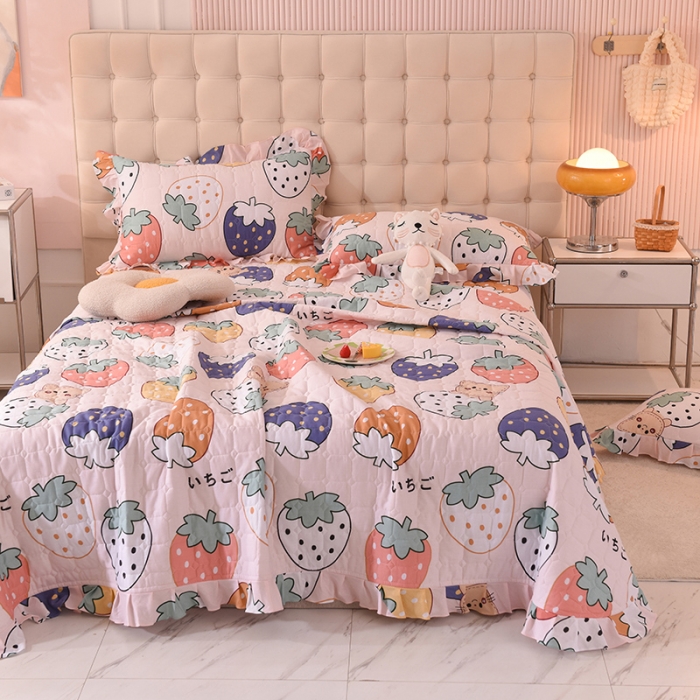 91家纺网 家纺一手货源 找家纺 甜之梦家纺 2025新款全棉夹棉防滑抗菌花边款床盖 草莓乐园