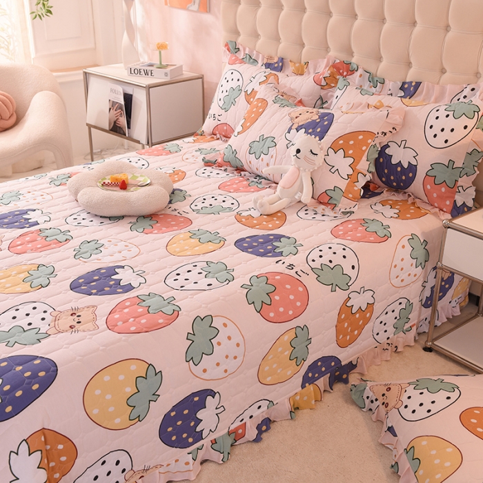 91家纺网 家纺一手货源 找家纺 甜之梦家纺 2025新款全棉夹棉防滑抗菌花边款床盖 草莓乐园