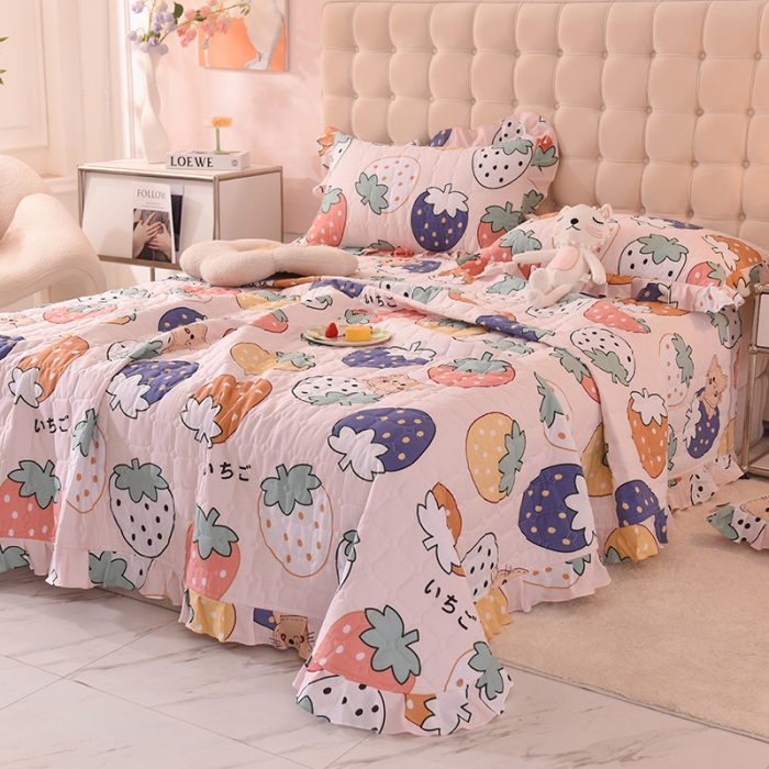 91家纺网 家纺一手货源 找家纺 甜之梦家纺 2025新款全棉夹棉防滑抗菌花边款床盖 草莓乐园