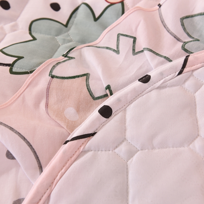 91家纺网 家纺一手货源 找家纺 甜之梦家纺 2025新款全棉夹棉防滑抗菌花边款床盖 草莓乐园