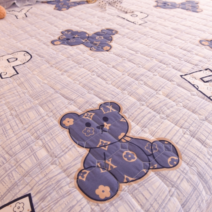 91家纺网 家纺一手货源 找家纺 甜之梦家纺 2025新款全棉夹棉防滑抗菌花边款床盖 快乐维尼