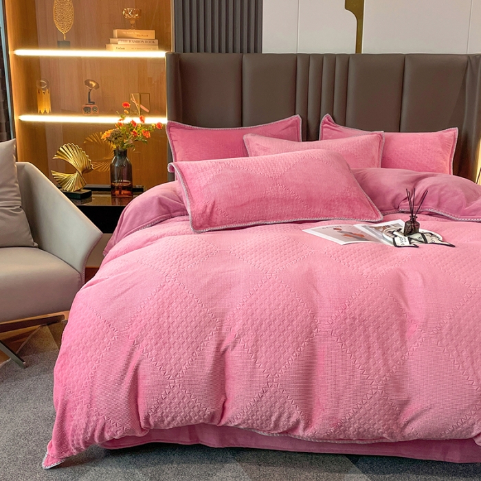 91家纺网 家纺一手货源 找家纺 金丝鸟 2022新款200克华夫格雕花牛奶绒贝壳边四件套 华夫格粉