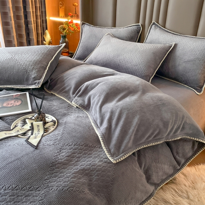 91家纺网 家纺一手货源 找家纺 金丝鸟 2022新款200克华夫格雕花牛奶绒贝壳边四件套 华夫格灰