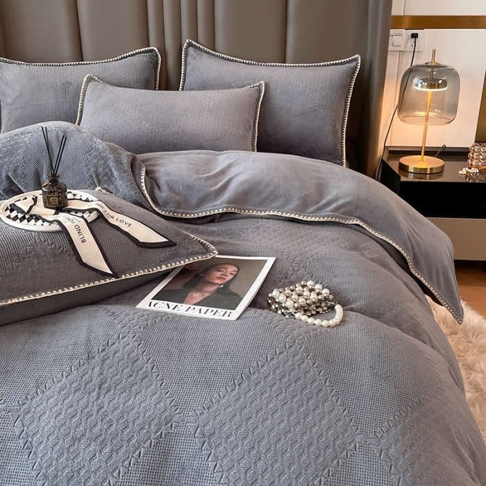 91家纺网 家纺一手货源 找家纺 金丝鸟 2022新款200克华夫格雕花牛奶绒贝壳边四件套 华夫格灰