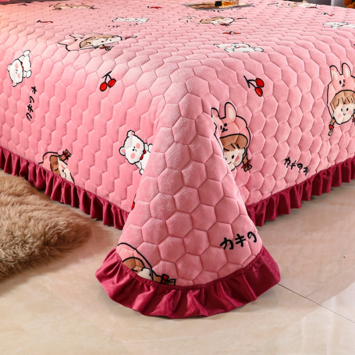 91家纺网 家纺一手货源 找家纺 情煊家纺 2022新款牛奶绒印花单品夹棉床盖 少女心事