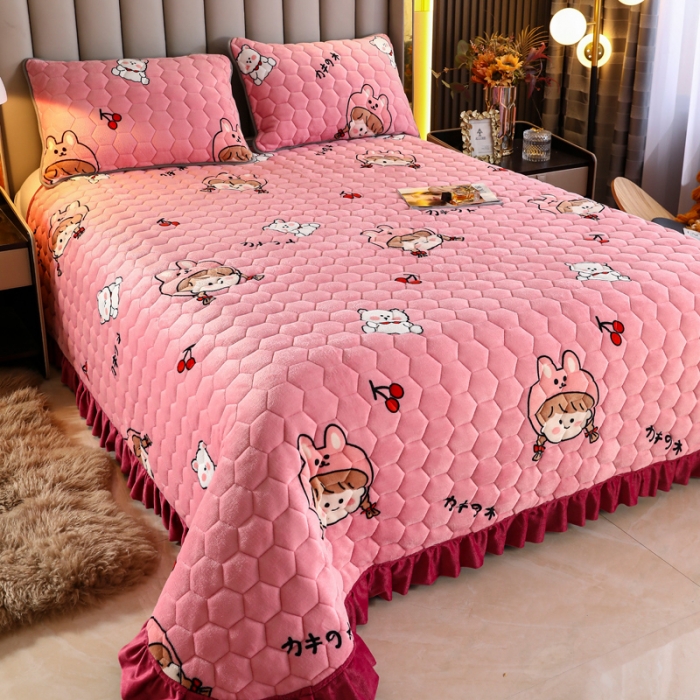 91家纺网 家纺一手货源 找家纺 情煊家纺 2022新款牛奶绒印花单品夹棉床盖 少女心事