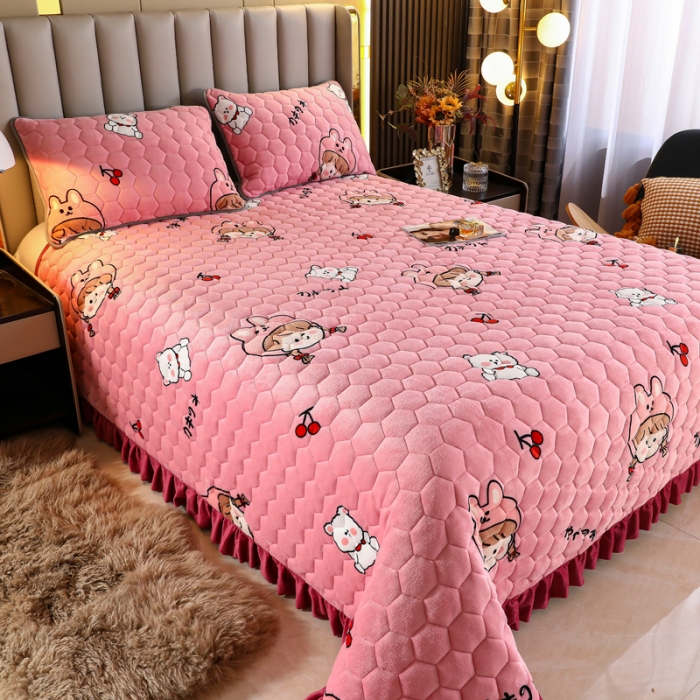 91家纺网 家纺一手货源 找家纺 情煊家纺 2022新款牛奶绒印花单品夹棉床盖 少女心事