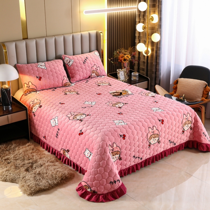 91家纺网 家纺一手货源 找家纺 情煊家纺 2022新款牛奶绒印花单品夹棉床盖 少女心事