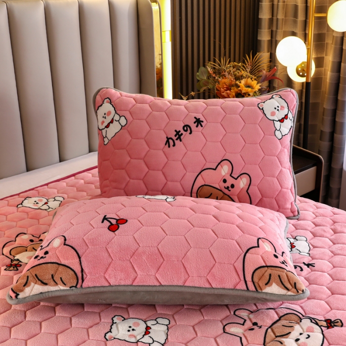 91家纺网 家纺一手货源 找家纺 情煊家纺 2022新款牛奶绒印花单品夹棉床盖 少女心事