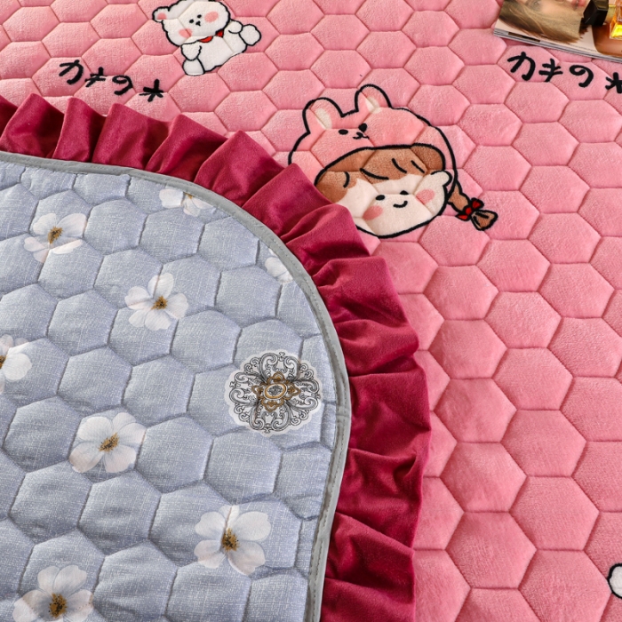 91家纺网 家纺一手货源 找家纺 情煊家纺 2022新款牛奶绒印花单品夹棉床盖 少女心事