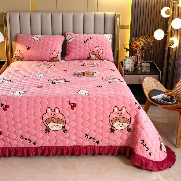 91家纺网 家纺一手货源 找家纺 情煊家纺 2022新款牛奶绒印花单品夹棉床盖 少女心事