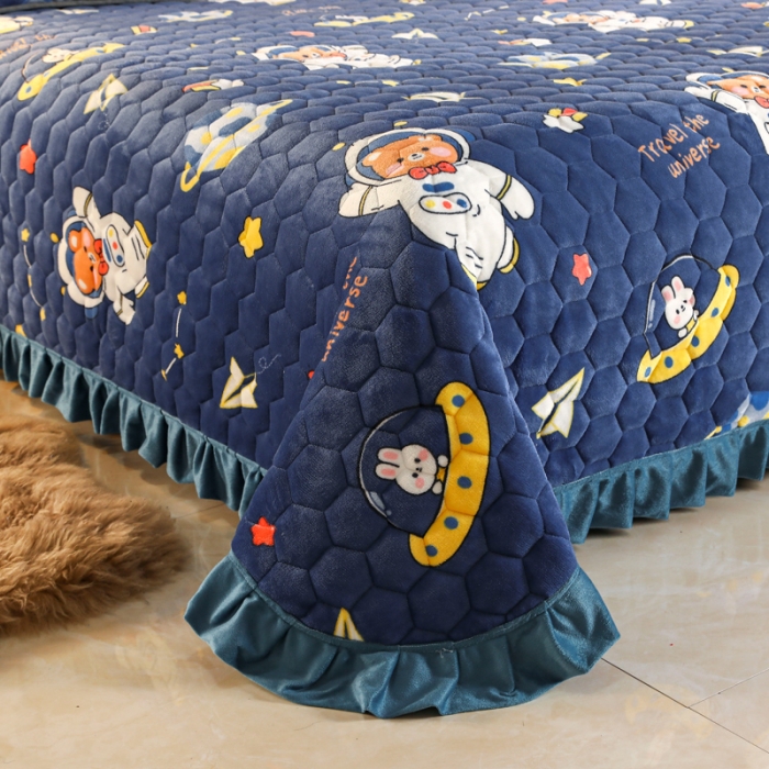 91家纺网 家纺一手货源 找家纺 情煊家纺 2022新款牛奶绒印花单品夹棉床盖 太空熊