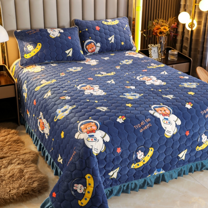 91家纺网 家纺一手货源 找家纺 情煊家纺 2022新款牛奶绒印花单品夹棉床盖 太空熊