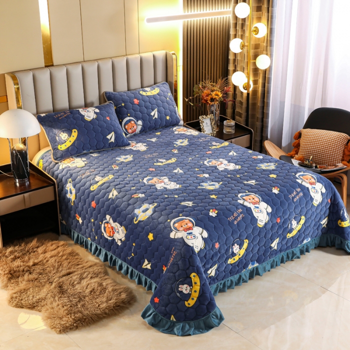 91家纺网 家纺一手货源 找家纺 情煊家纺 2022新款牛奶绒印花单品夹棉床盖 太空熊