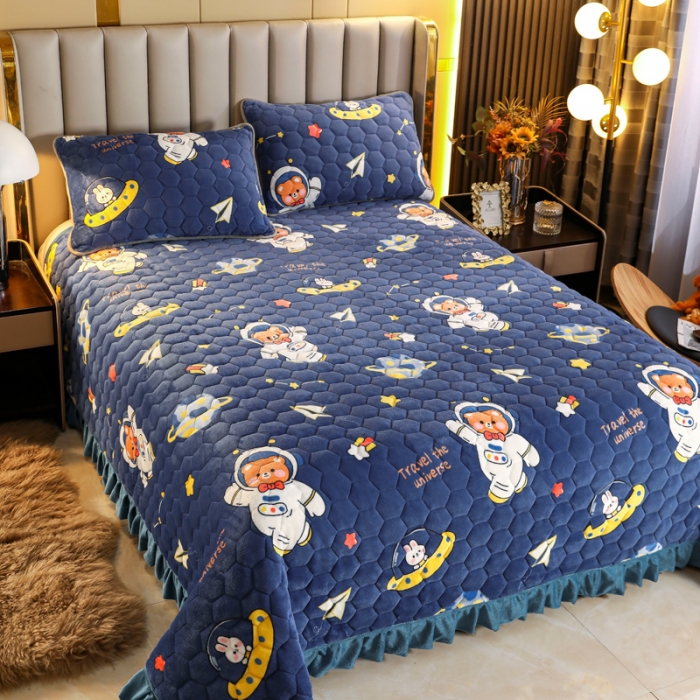 91家纺网 家纺一手货源 找家纺 情煊家纺 2022新款牛奶绒印花单品夹棉床盖 太空熊