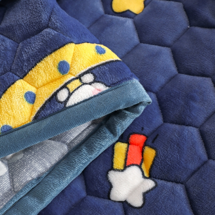 91家纺网 家纺一手货源 找家纺 情煊家纺 2022新款牛奶绒印花单品夹棉床盖 太空熊