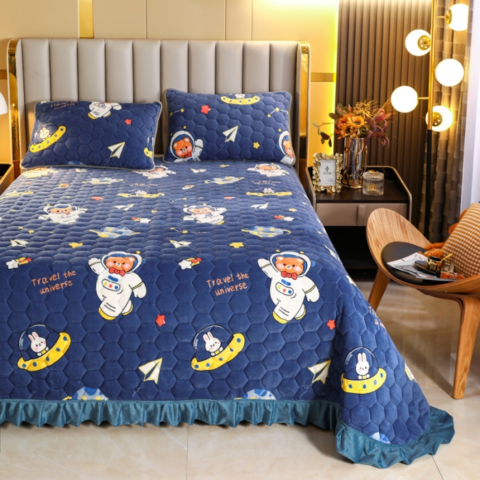 91家纺网 家纺一手货源 找家纺 情煊家纺 2022新款牛奶绒印花单品夹棉床盖 太空熊