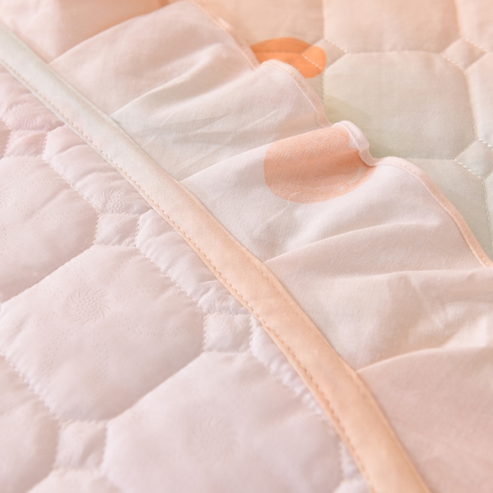 91家纺网 家纺一手货源 找家纺 甜之梦家纺 2025新款全棉夹棉防滑抗菌花边款床盖 甜橙小兔