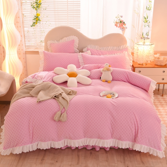 91家纺网 家纺一手货源 找家纺 梦之岛 2022新款韩版牛奶绒水晶绒剪花四件套 时尚格-奶油粉