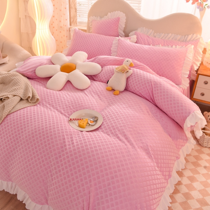 91家纺网 家纺一手货源 找家纺 梦之岛 2022新款韩版牛奶绒水晶绒剪花四件套 时尚格-奶油粉