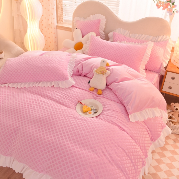 91家纺网 家纺一手货源 找家纺 梦之岛 2022新款韩版牛奶绒水晶绒剪花四件套 时尚格-奶油粉