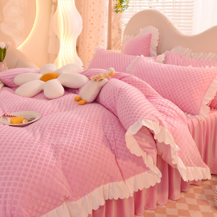 91家纺网 家纺一手货源 找家纺 梦之岛 2022新款韩版牛奶绒水晶绒剪花四件套 时尚格-奶油粉