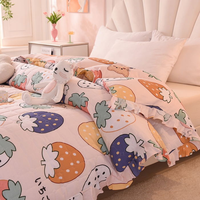 91家纺网 家纺一手货源 找家纺 甜之梦 2025新款全棉印花夹棉抗菌被套 草莓乐园