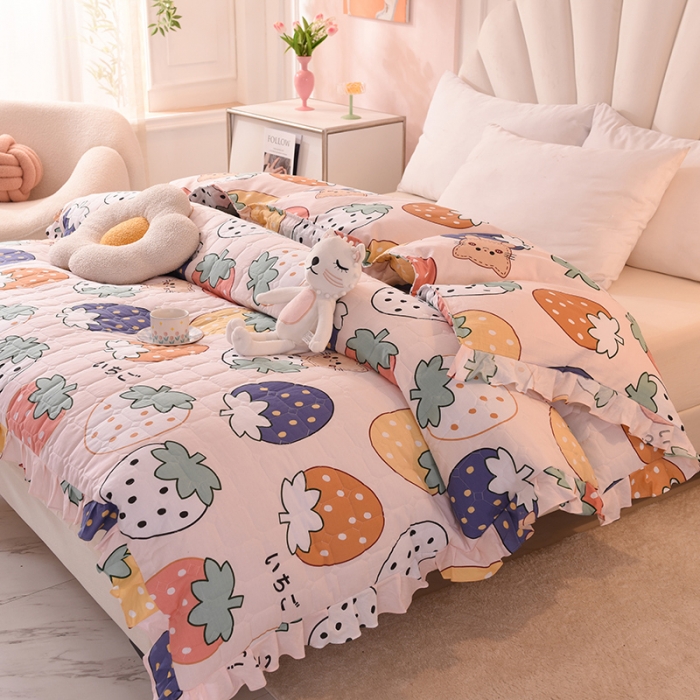 91家纺网 家纺一手货源 找家纺 甜之梦 2025新款全棉印花夹棉抗菌被套 草莓乐园