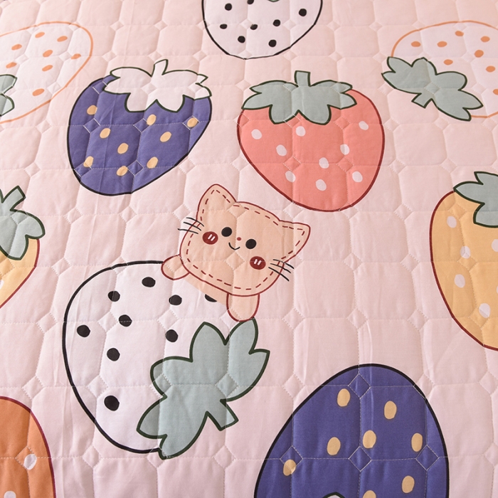 91家纺网 家纺一手货源 找家纺 甜之梦 2025新款全棉印花夹棉抗菌被套 草莓乐园