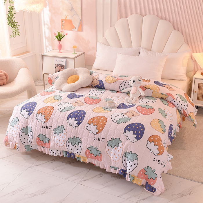 91家纺网 家纺一手货源 找家纺 甜之梦 2025新款全棉印花夹棉抗菌被套 草莓乐园