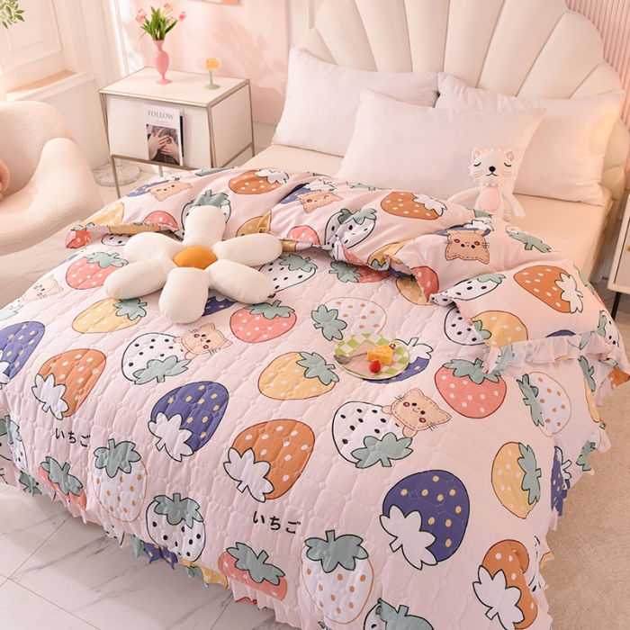 91家纺网 家纺一手货源 找家纺 甜之梦 2025新款全棉印花夹棉抗菌被套 草莓乐园