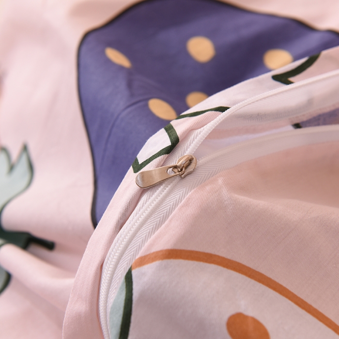 91家纺网 家纺一手货源 找家纺 甜之梦 2025新款全棉印花夹棉抗菌被套 草莓乐园