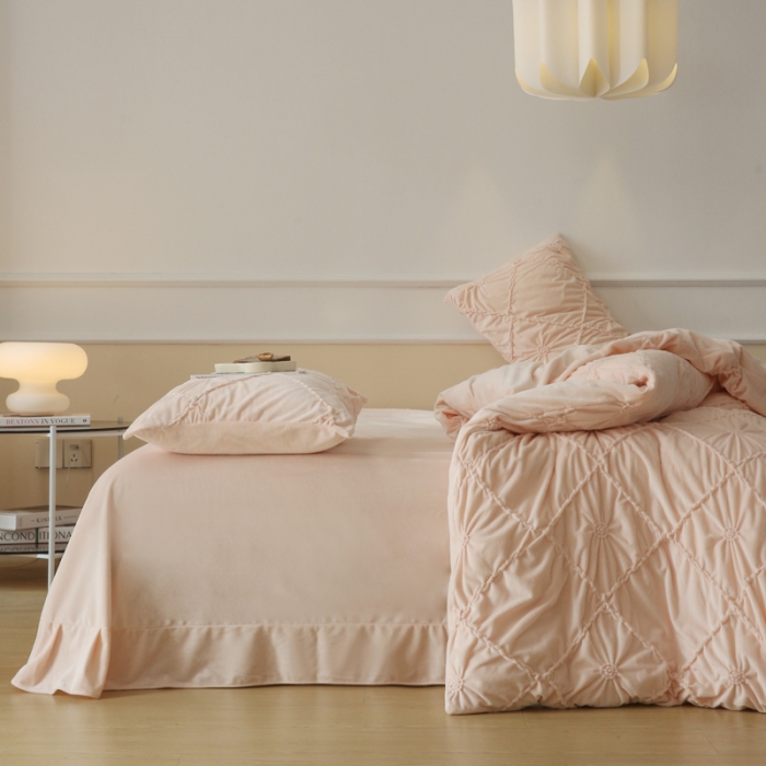 91家纺网 家纺一手货源 找家纺 玛奇朵 2022新款德芙绒立体揪花四件套--罗莎系列 罗莎-少女粉