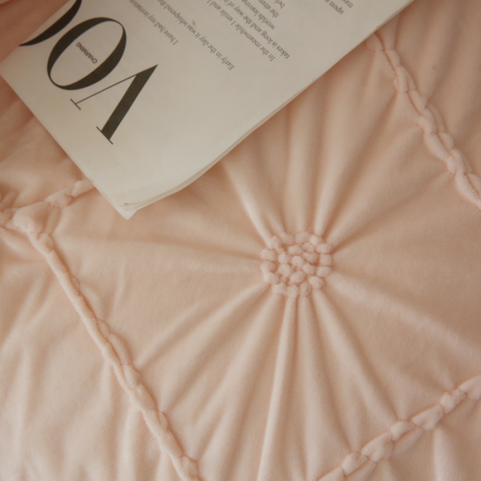 91家纺网 家纺一手货源 找家纺 玛奇朵 2022新款德芙绒立体揪花四件套--罗莎系列 罗莎-少女粉