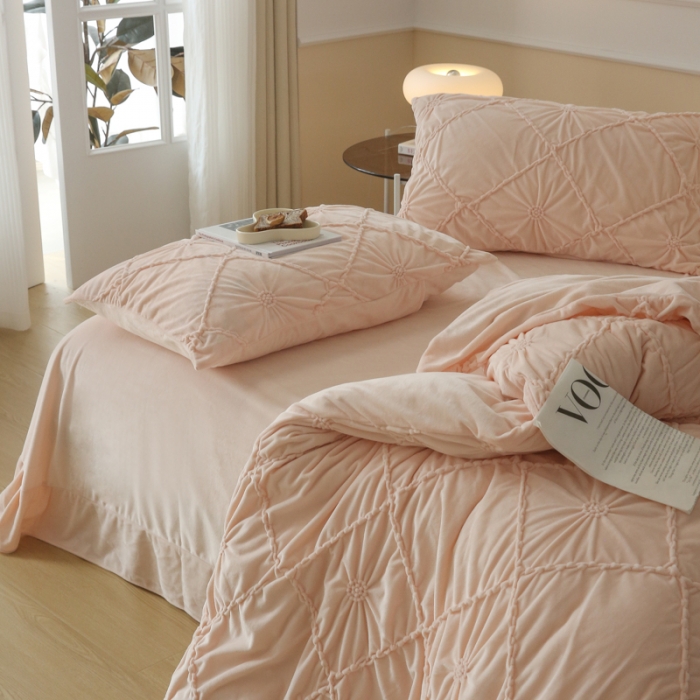 91家纺网 家纺一手货源 找家纺 玛奇朵 2022新款德芙绒立体揪花四件套--罗莎系列 罗莎-少女粉