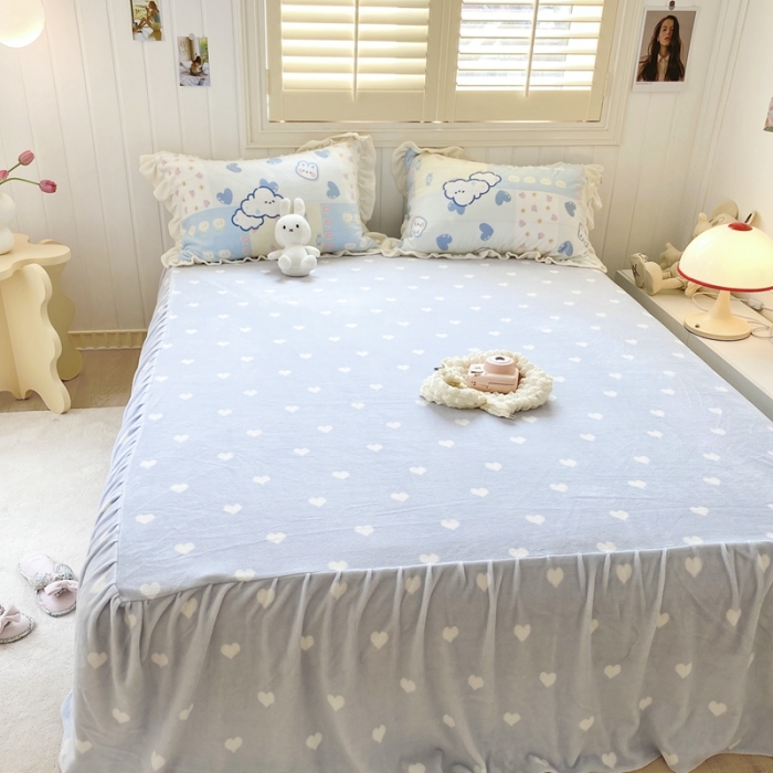 91家纺网 家纺一手货源 找家纺 眠屿 2022新款牛奶绒花边系列床单床裙床笠四件套 草莓小兔