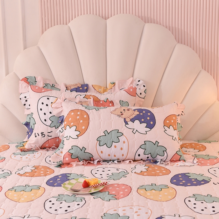 91家纺网 家纺一手货源 找家纺 甜之梦 2025新款全棉印花夹棉抗菌枕套 草莓乐园