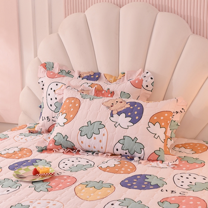 91家纺网 家纺一手货源 找家纺 甜之梦 2025新款全棉印花夹棉抗菌枕套 草莓乐园