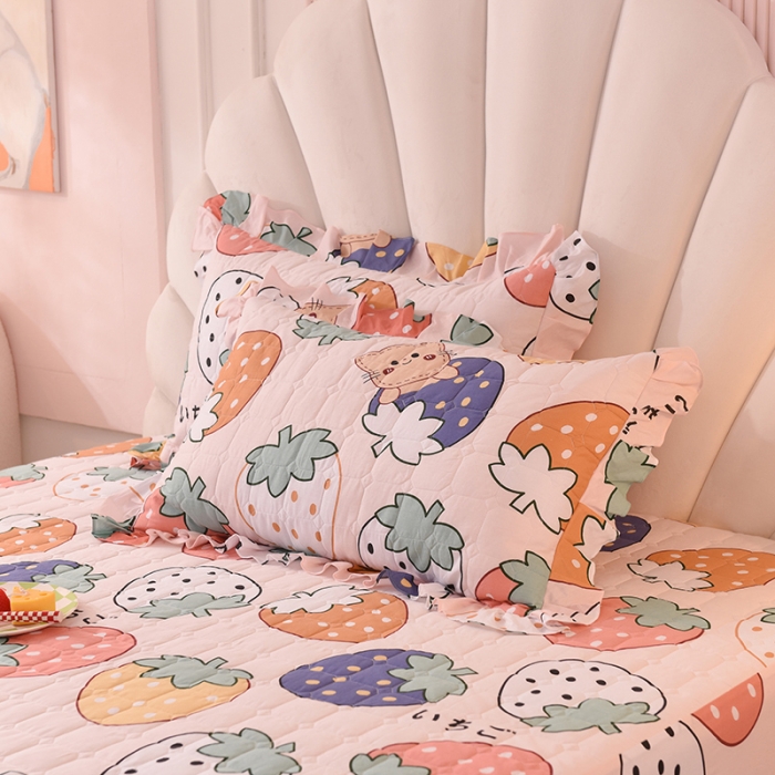 91家纺网 家纺一手货源 找家纺 甜之梦 2025新款全棉印花夹棉抗菌枕套 草莓乐园