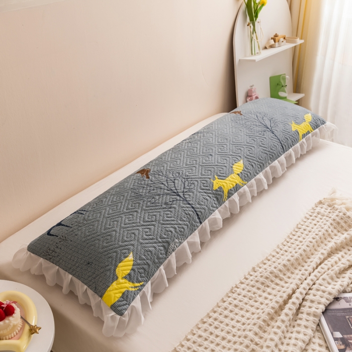 91家纺网 家纺一手货源 找家纺 新款磨毛夹棉花边双人长枕套 草丛鹿