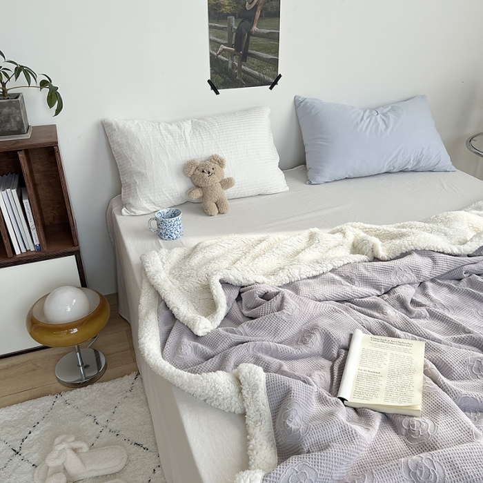 91家纺网 家纺一手货源 找家纺 六巷胡同 2022新款山茶花牛奶绒拼羊羔绒毯 淡紫