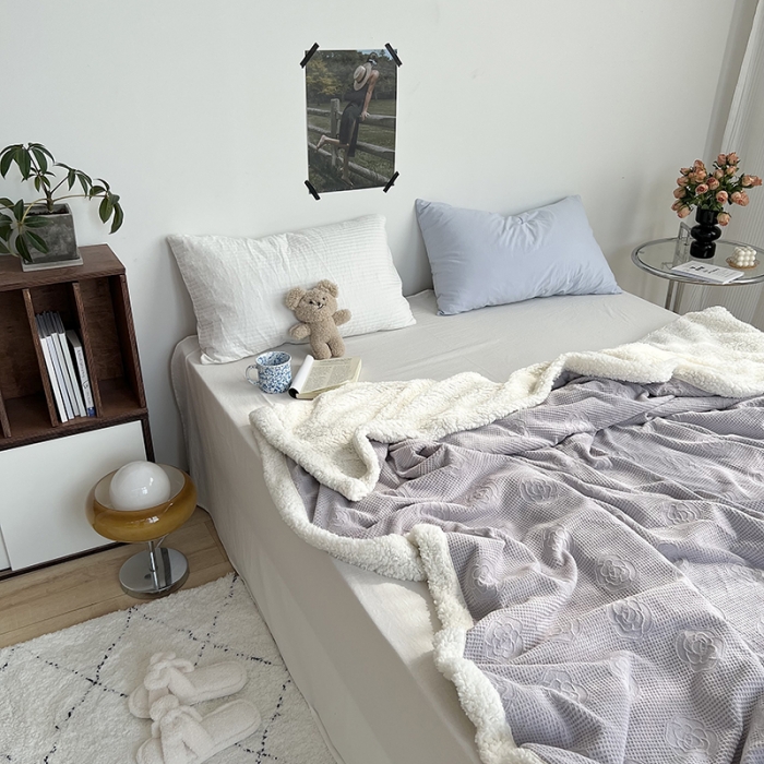 91家纺网 家纺一手货源 找家纺 六巷胡同 2022新款山茶花牛奶绒拼羊羔绒毯 淡紫