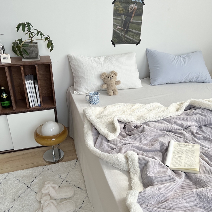 91家纺网 家纺一手货源 找家纺 六巷胡同 2022新款山茶花牛奶绒拼羊羔绒毯 淡紫