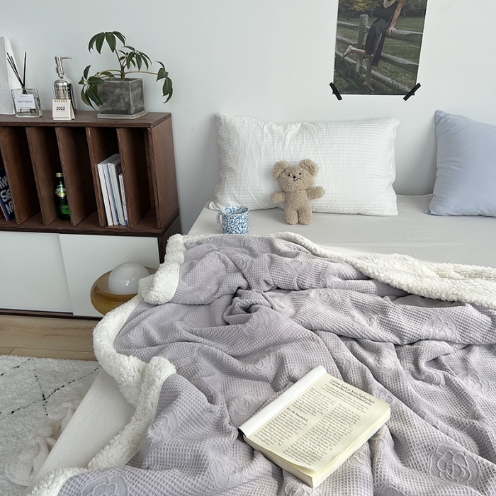 91家纺网 家纺一手货源 找家纺 六巷胡同 2022新款山茶花牛奶绒拼羊羔绒毯 淡紫