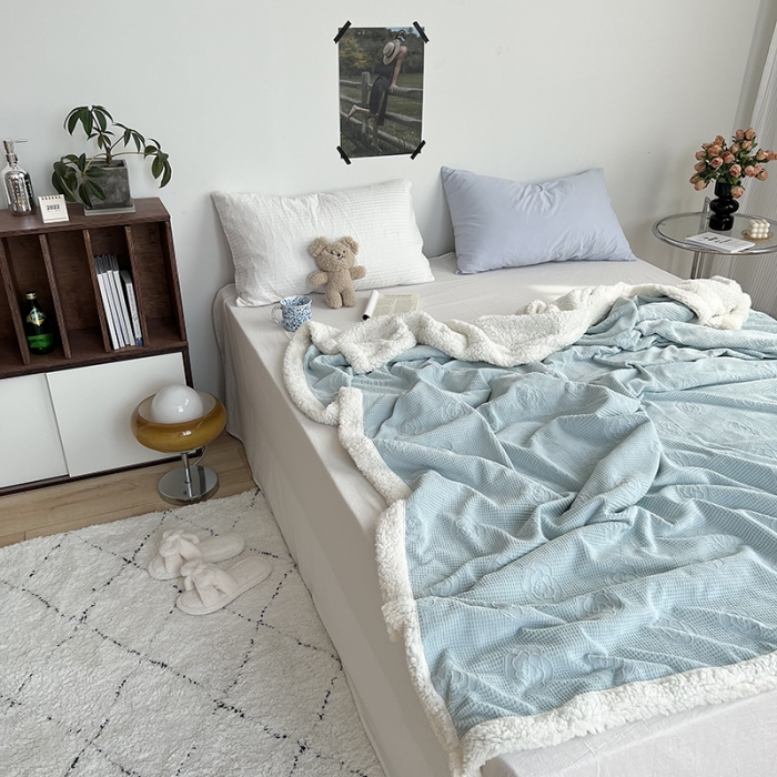 91家纺网 家纺一手货源 找家纺 六巷胡同 2022新款山茶花牛奶绒拼羊羔绒毯 水绿