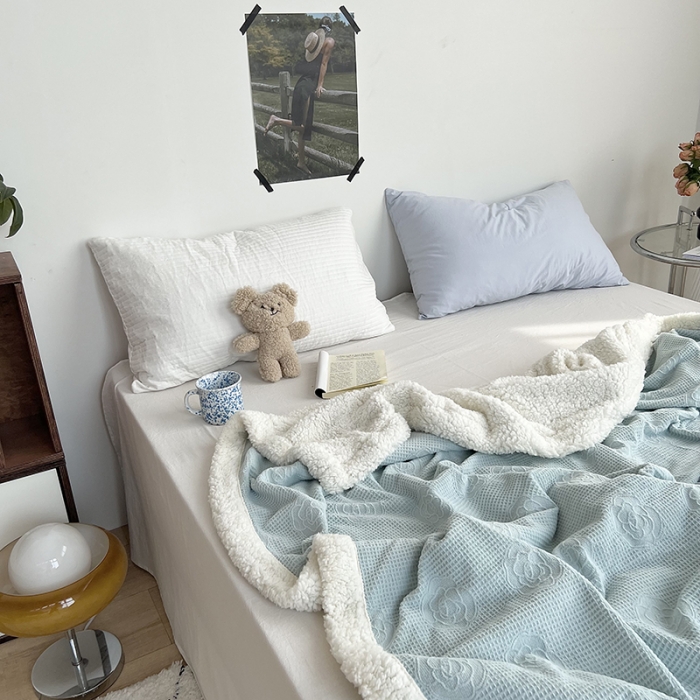 91家纺网 家纺一手货源 找家纺 六巷胡同 2022新款山茶花牛奶绒拼羊羔绒毯 水绿