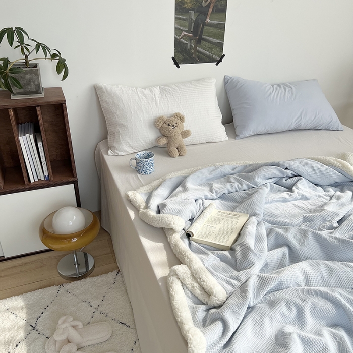 91家纺网 家纺一手货源 找家纺 六巷胡同 2022新款山茶花牛奶绒拼羊羔绒毯 浅蓝