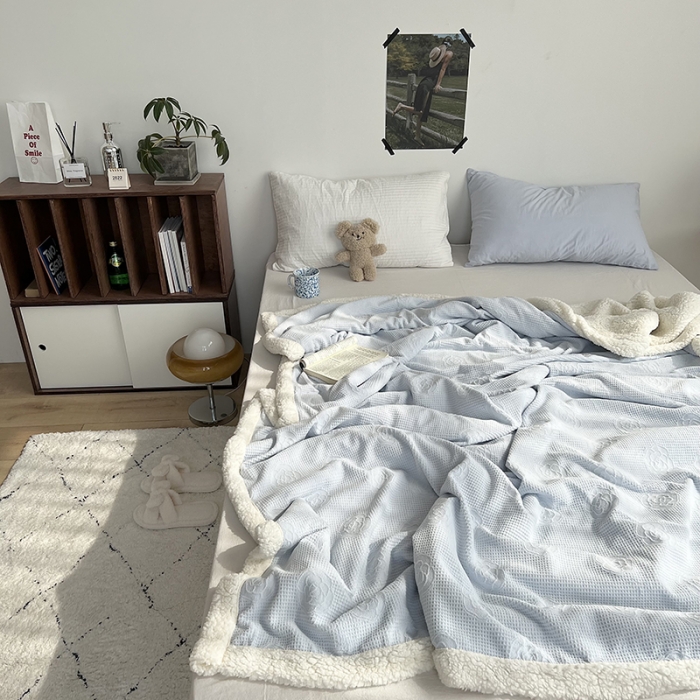 91家纺网 家纺一手货源 找家纺 六巷胡同 2022新款山茶花牛奶绒拼羊羔绒毯 浅蓝